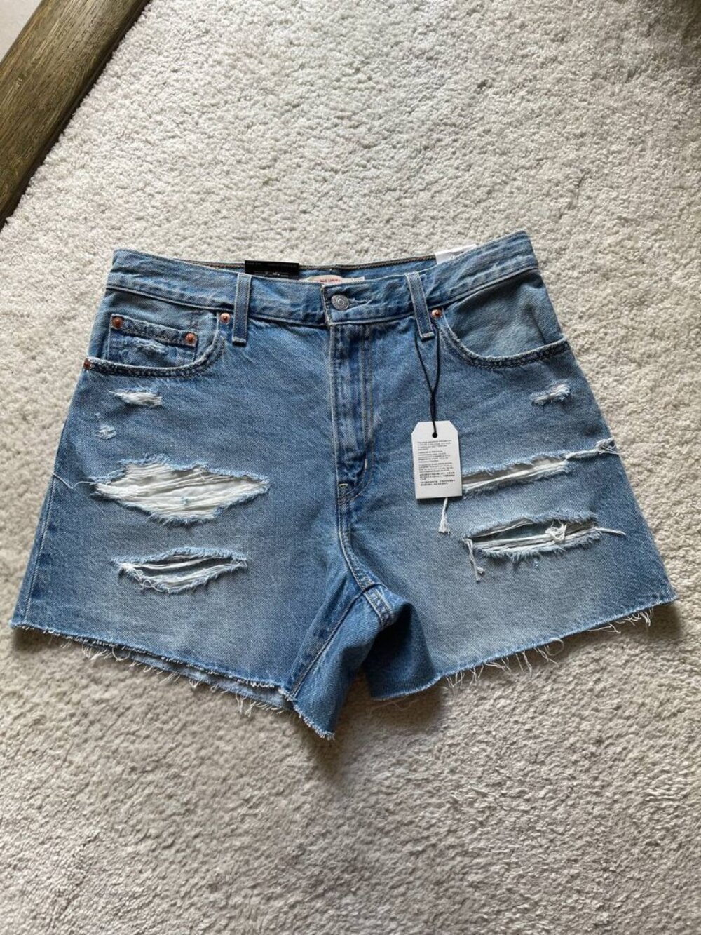 NWT Levi's High Rise Ribcage Distressed Shorts Size 29